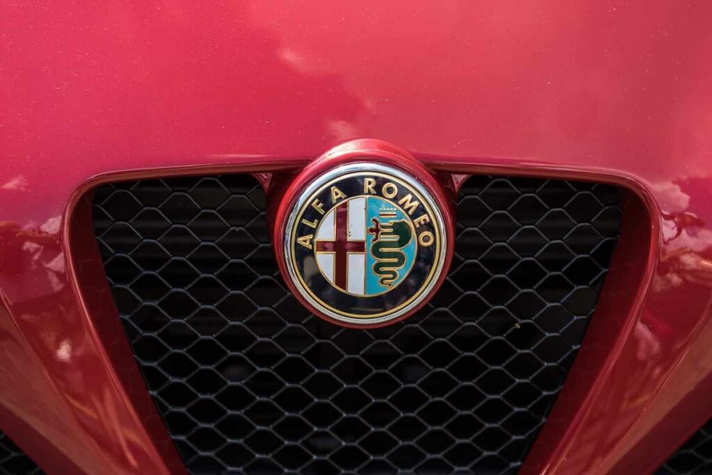 L'Alfa Romeo che ha il "fisico" di una Porsche e la potenza di una Ferrari: è lusso e sportività allo stato puro