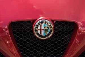 L'Alfa Romeo che ha il "fisico" di una Porsche e la potenza di una Ferrari: è lusso e sportività allo stato puro