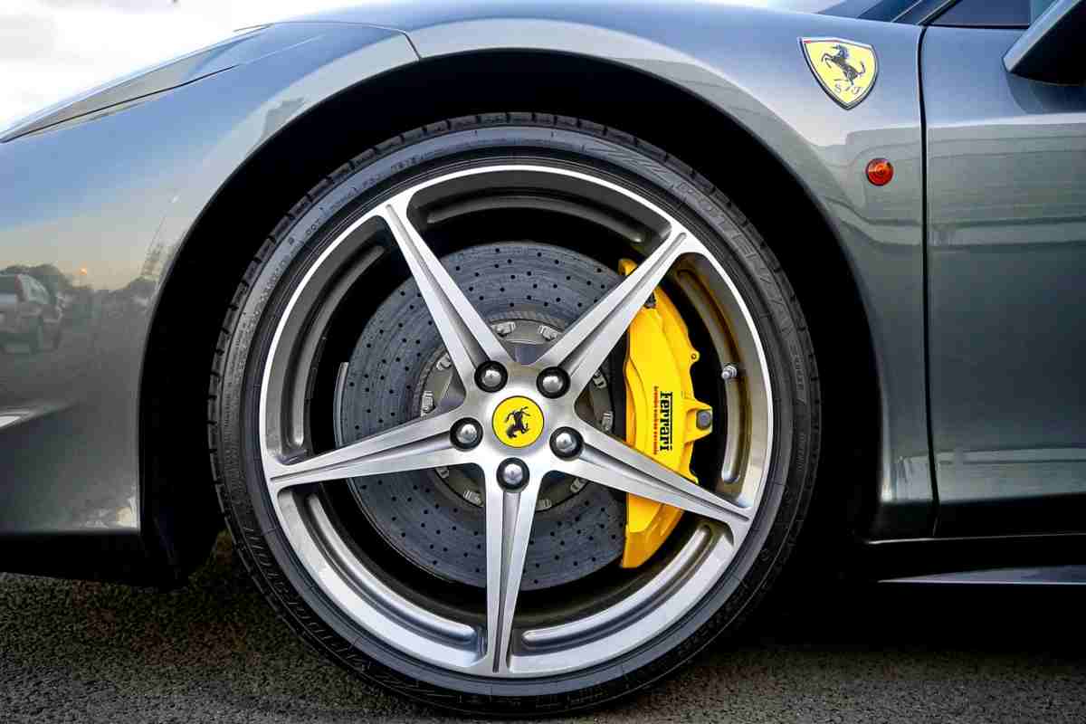 Ferrari spiazzata, lascia il Paese: troppe tasse, la decisione è ormai stata presa