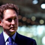Filosa Stellantis novità Elkann problemi