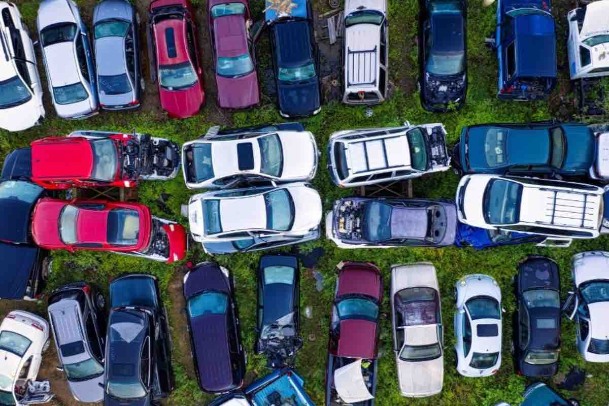 Auto abbandonate in aeroporto