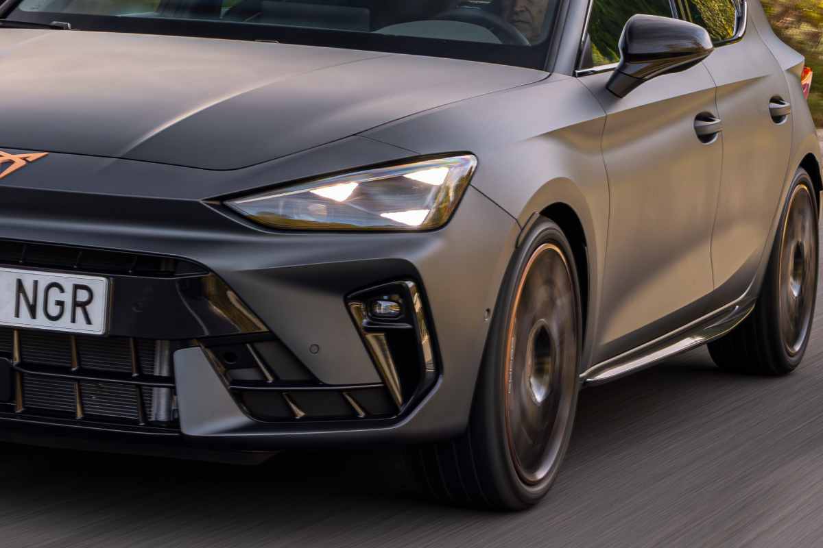 Stile Volkswagen e motore mostruoso: l'hatchback definitiva arriva dalla Spagna e stavolta raggiunge prestazioni mai viste