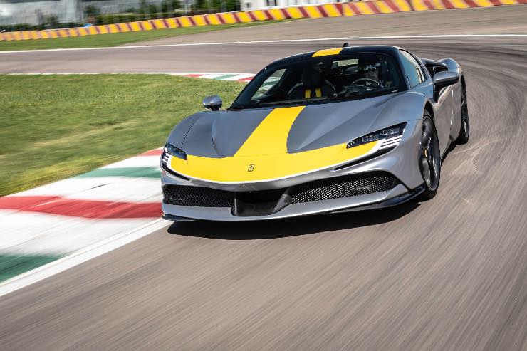 Ferrari SF90 tre anni di patente