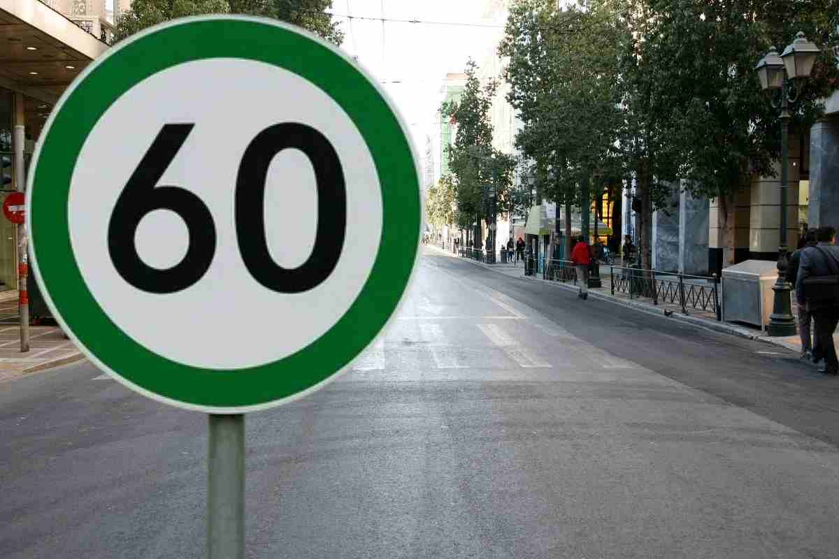 Limiti di velocità, il significato dei cartelli di colore verde