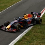 Complicazioni per la Red Bull dopo l'incidente di Hadjar: Incertezze sul Ritorno in Pista e Decisioni Cruciali per il Team di Milton Keynes