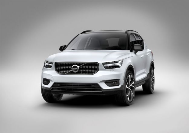 Volvo XC40, uscita, scheda tecnica e prezzi: presentato ufficialmente a Milano il “piccolo” SUV svedese [FOTO]
