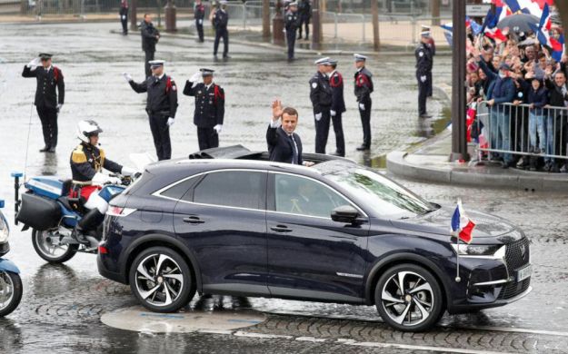 DS 7 Crossback presidenziale: Emmanuel Macron sfila con il SUV francese [FOTO]