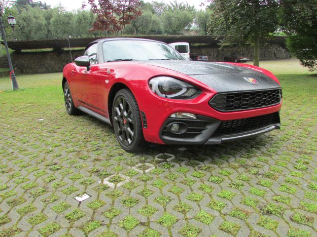 Abarth 124 Spider 2017: sound del motore da rally car, prezzo e prova su strada [FOTO]