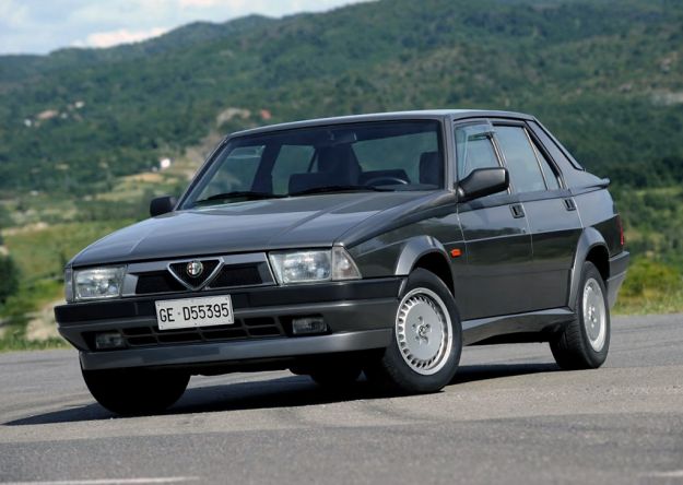 Alfa Romeo 75 compie 30 anni: l’ultima berlina sportiva di Arese a trazione posteriore [FOTO]