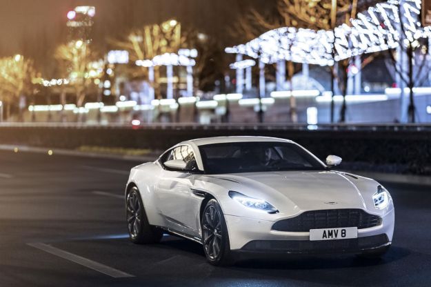 Aston Martin DB11, motore V8 twin-turbo accanto al V12: prestazioni e scheda tecnica [FOTO]
