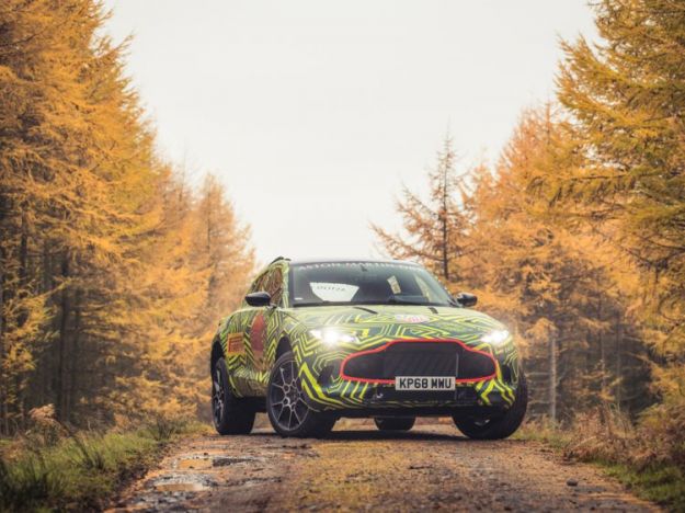 Aston Martin DBX muletto