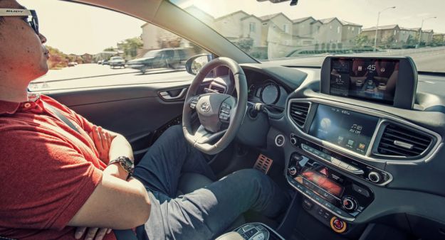 Guida autonoma e perplessità: il 50% degli automobilisti non vuole salire in auto autonome