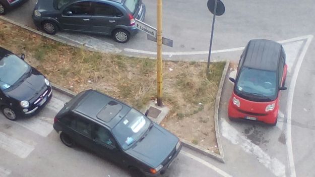 Auto senza assicurazione parcheggiata in strada: che fare?