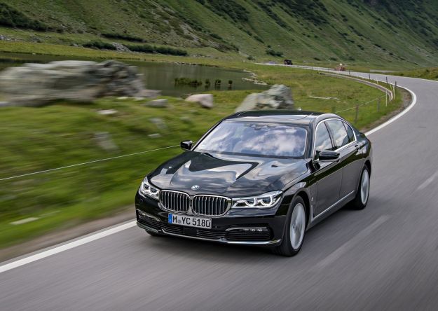 BMW 740e iPerformance, la plug-in ibrida in tutte le salse: scheda tecnica [FOTO]