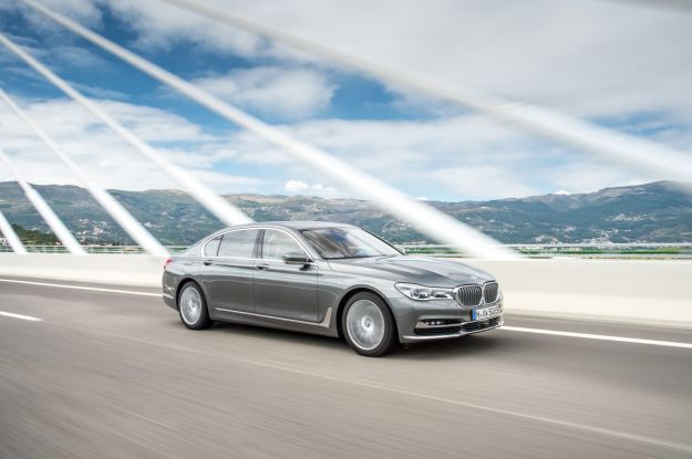 BMW 750d xDrive con motore quadri-turbo: scheda tecnica e uscita