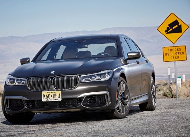 Nuova Bmw Serie 7 M760Li xDrive 2017: prezzo, interni e scheda tecnica [FOTO]