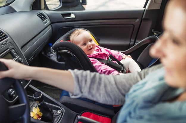 Trasporto bambini in auto sul sedile anteriore: quando è possibile