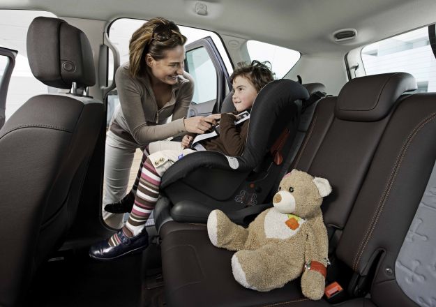 Trasportare i bambini in auto, normativa e sanzioni: possono stare davanti?