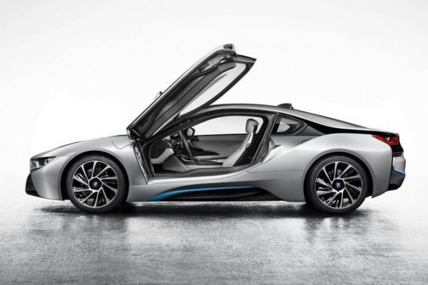 Bmw i8, prezzo dell’ibrida plug-in: si parte da 132.500 Euro [FOTO e VIDEO]
