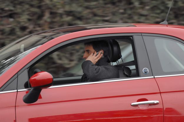 Cellulare alla guida: niente multa se è una situazione urgente o necessaria