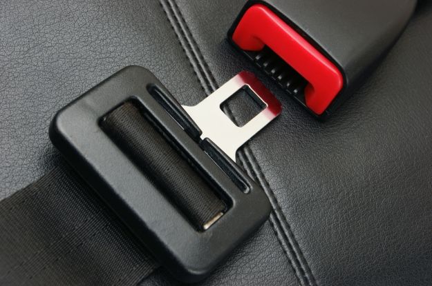 Cinture sicurezza obbligo allacciarle