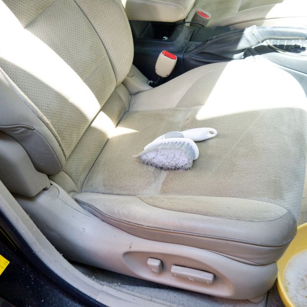 Come pulire i sedili auto: trucchi e consigli per interni in tessuto, chiari o pelle