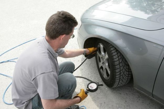 Controllare pressione gomme e pneumatici auto: come fare e informazioni utili