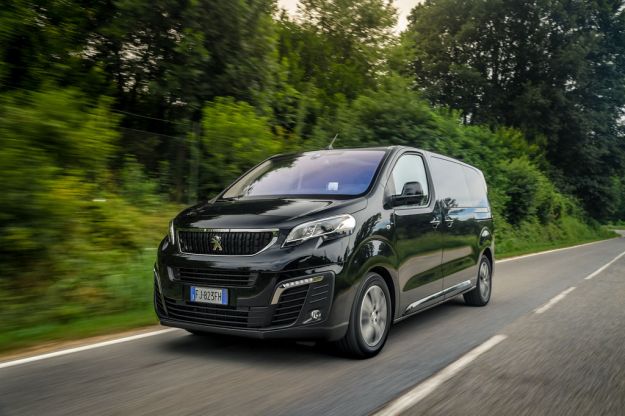 Peugeot Traveller 2017: prezzo, dimensioni, interni e prova su strada del multispazio [FOTO]