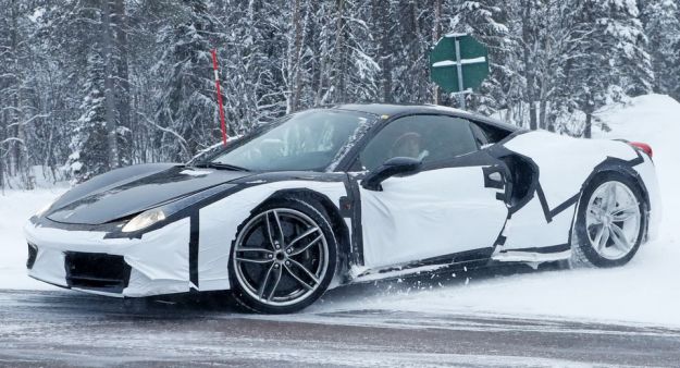 Ferrari Dino 2017 foto spia laterale anteriore
