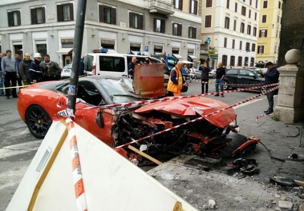 Ferrari distrutta a Roma: entra in un negozio, ferito il conducente [FOTO]