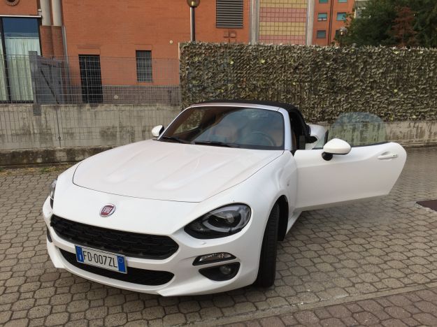 Fiat 124 Spider porta aperta