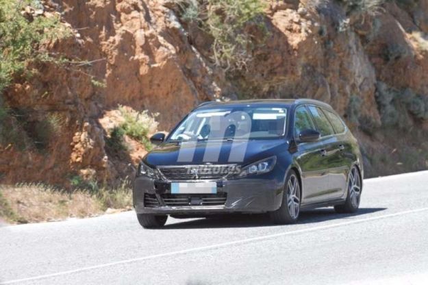 Peugeot 308 SW 2017: appaiono le prime foto spia del restyling