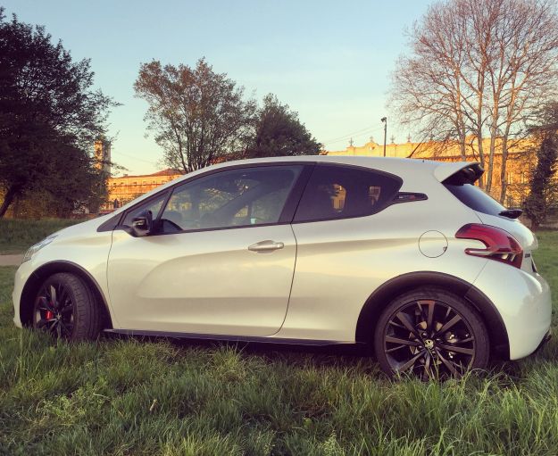 Peugeot 208 GTI 2017 by Peugeot Sport: prezzo, scheda tecnica e prova su strada [FOTO]
