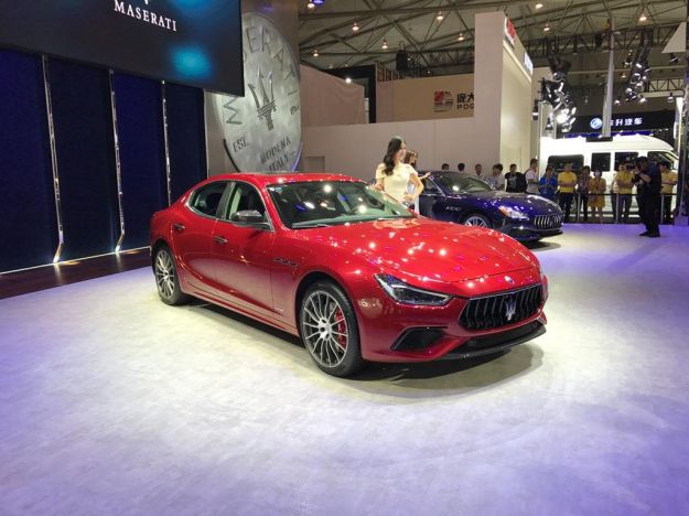 Maserati Ghibli 2018: restyling aggiunge fari matrix LED e sicurezza attiva [FOTO]