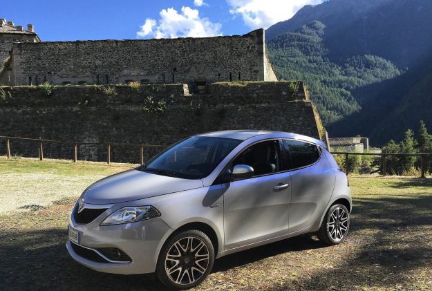 Lancia Ypsilon 2017: prova su strada del Multijet. Interni, prezzo e motori Gpl [FOTO e VIDEO]