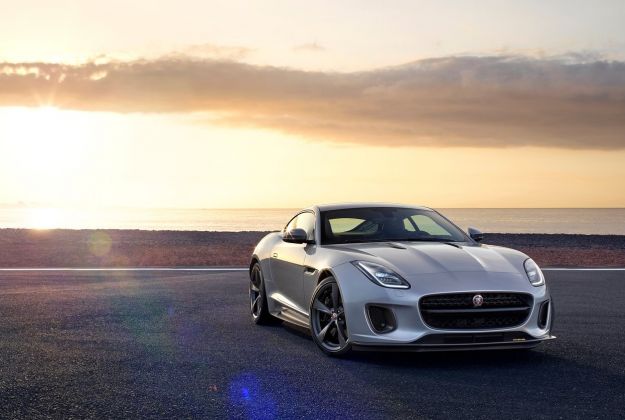Jaguar F-Type 2018, nuova 400 Sport e integrazione con la GoPro [FOTO]