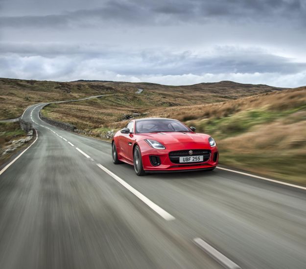 Jaguar F-Type 2017 restyling: prezzo di coupé e cabrio con motore turbo 2.0 [FOTO]