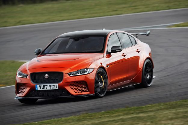 Jaguar XE SV Project 8: scheda tecnica, motore, prezzo e prestazioni [FOTO]