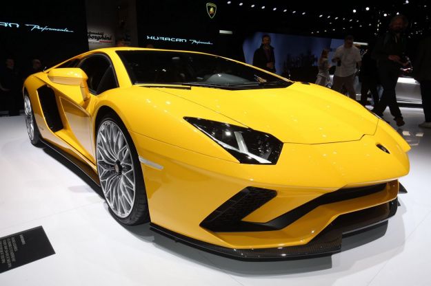 Lamborghini Aventador S: prezzo della supercar a quattro ruote sterzanti
