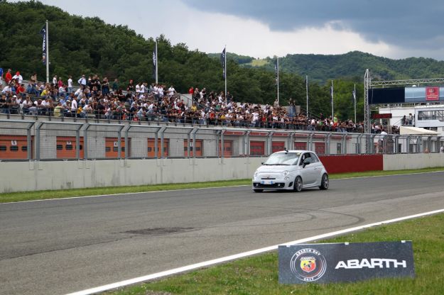 Abarth 595 Competizione e 695 Biposto: prezzo, scheda tecnica e prova all’Abarth Day 2017 [FOTO]
