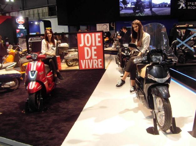 EICMA 2017, le ragazze e hostess degli stand [FOTO]