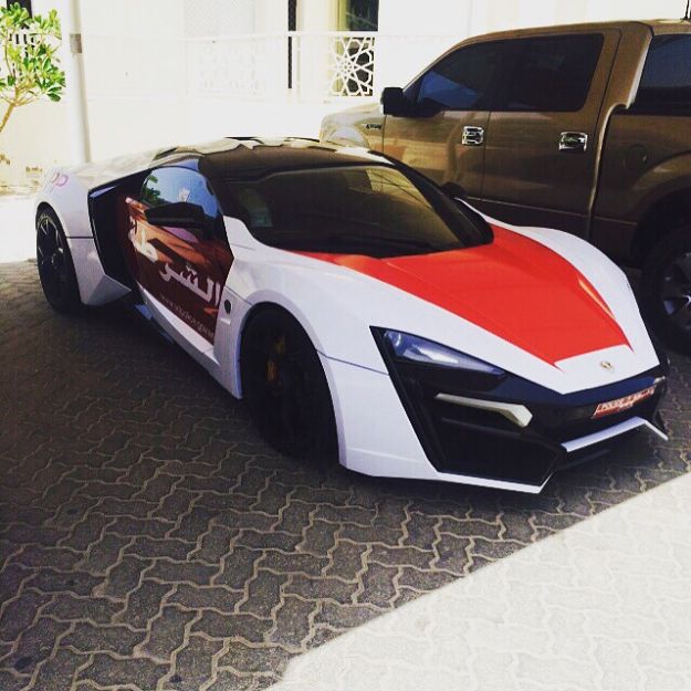 Auto Polizia di Dubai: la Lykan accanto a Ferrari, Aston Martin e Lamborghini [FOTO]