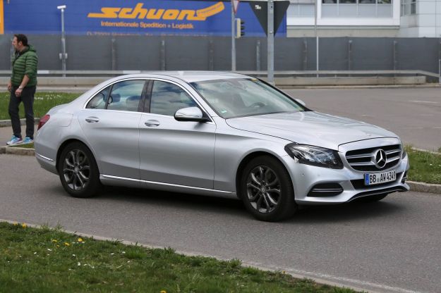 Mercedes Classe C facelift 2017, foto spia: ritocchi minimi