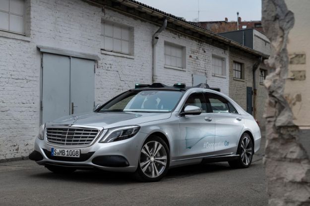 Mercedes e l'auto cooperativa: la Classe S comunica con le luci