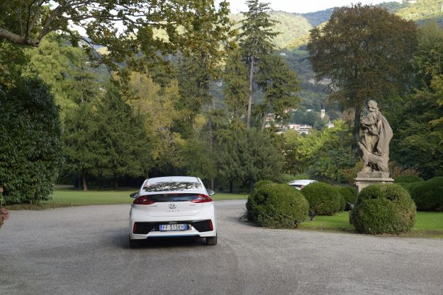 Hyundai IoniQ: prova su strada della nuova hybrid, prezzo e consumi [FOTO]