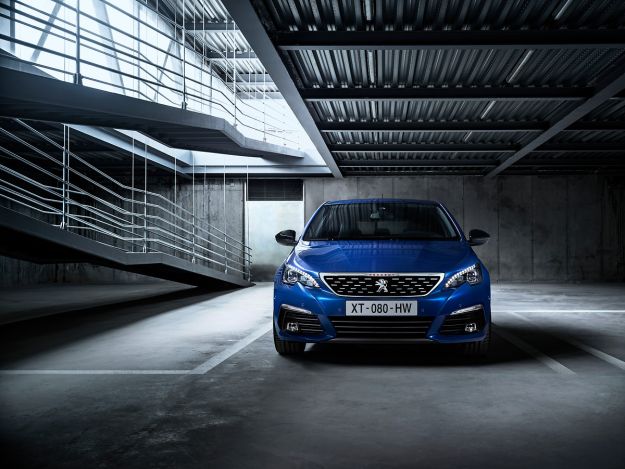 Nuova Peugeot 308 restyling 2018 station wagon e berlina: prezzo, motori e scheda tecnica [FOTO]