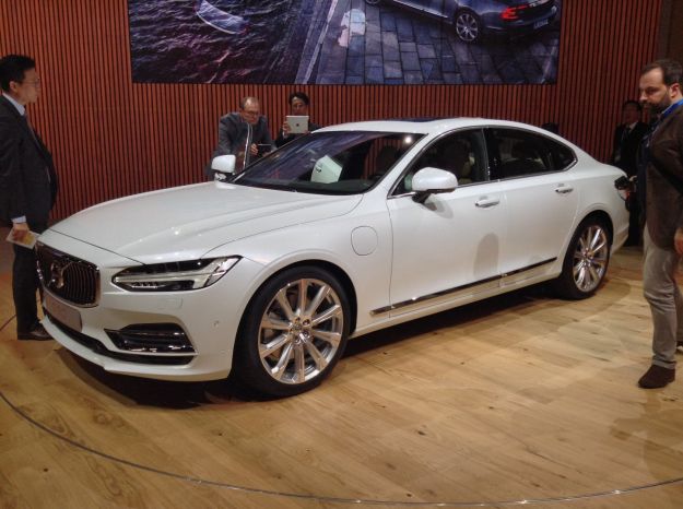 Nuova Volvo S90 2017: prezzo, interni e scheda tecnica della berlina svedese [FOTO]