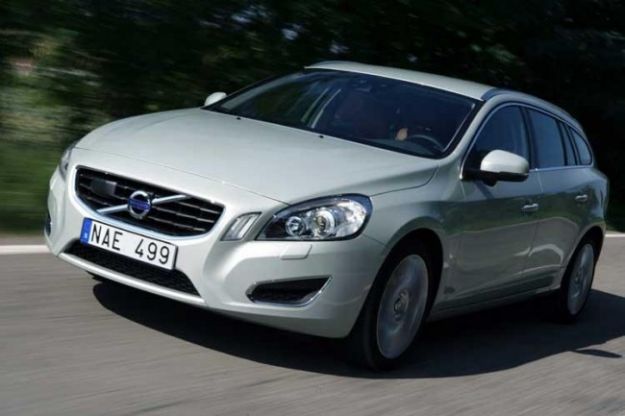 Nuova Volvo V60 2017: prezzo ed interni, anche Cross Country AWD [FOTO]