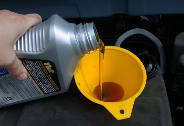 Come scegliere tipi olio motore auto, diesel o benzina