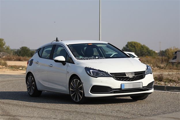 Opel Astra GSi, foto spia della variante sportiva